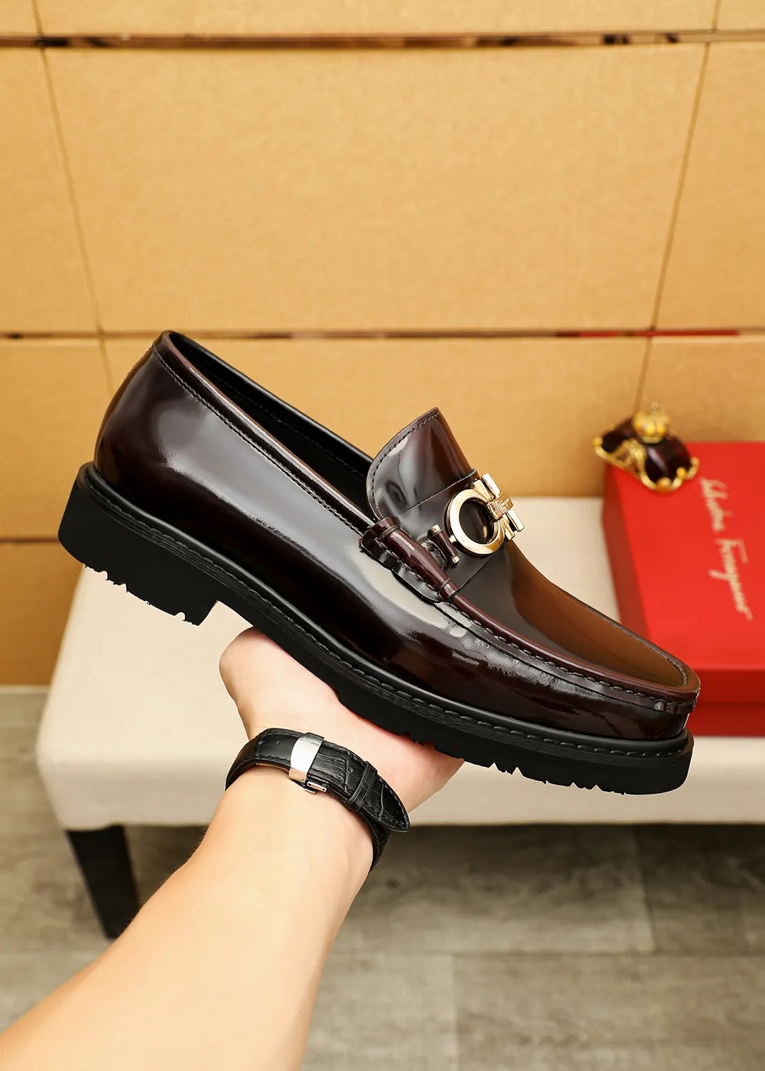 Men's shoes 💰520 💐 Product trademark: Ferragamo "Ferragamo" casual leather shoes Regular size: 38-44 (45.46🉑️customized) Product materials: Selected imported first-layer open-edge beaded cowhide leather upper + original hardware buckle, imported water-dyed cowhide leather lining. Strong three-dimensional visual effect, original outsole color: 1⃣️color optional